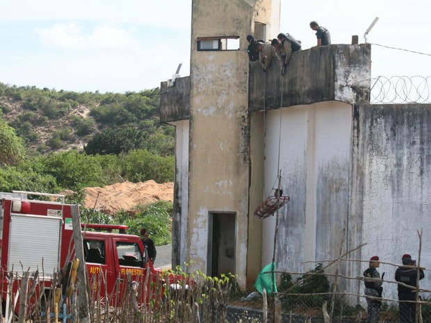 20/10: Bombeiros resgatam preso ferido da Penitenciária de Alcaçuz (Foto: Elias Medeiros)