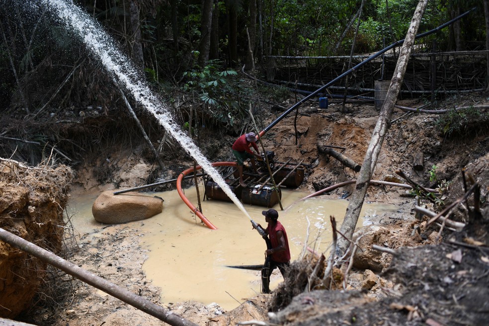 Foto mostra área de garimpo ilegal na Amazônia, em Itaituba, no Pará — Foto: Lucas Landau/Reuters