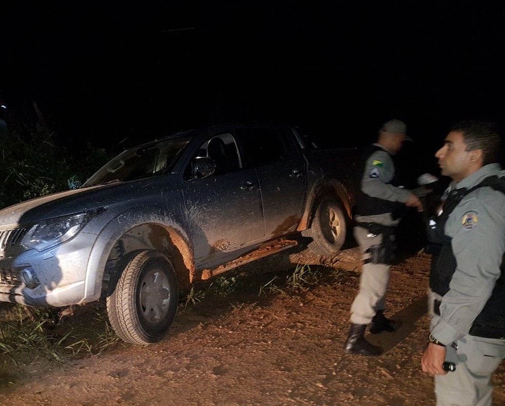 Caminhonete foi interceptada em ramal e vítima liberada  (Foto: Divulgação/Polícia Militar)