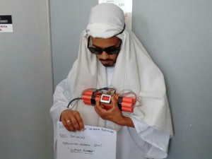 Irmão se vestem de árabes, causam pânico com bomba falsa e são presos (Foto: Reprodução)