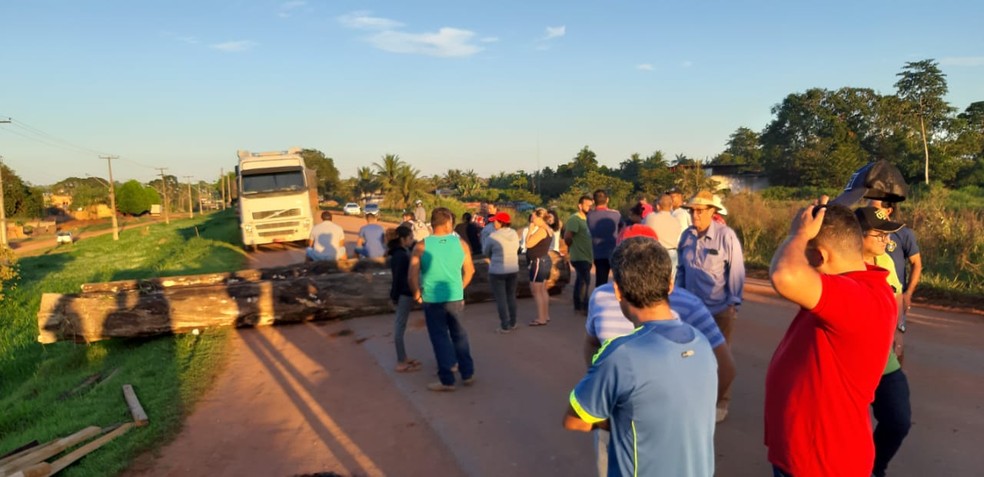 Moradores fecharam a BR-364 próximo a Extrema, distrito de Porto Velho, na última terça-feira (19).  — Foto: PRF/Divulgação