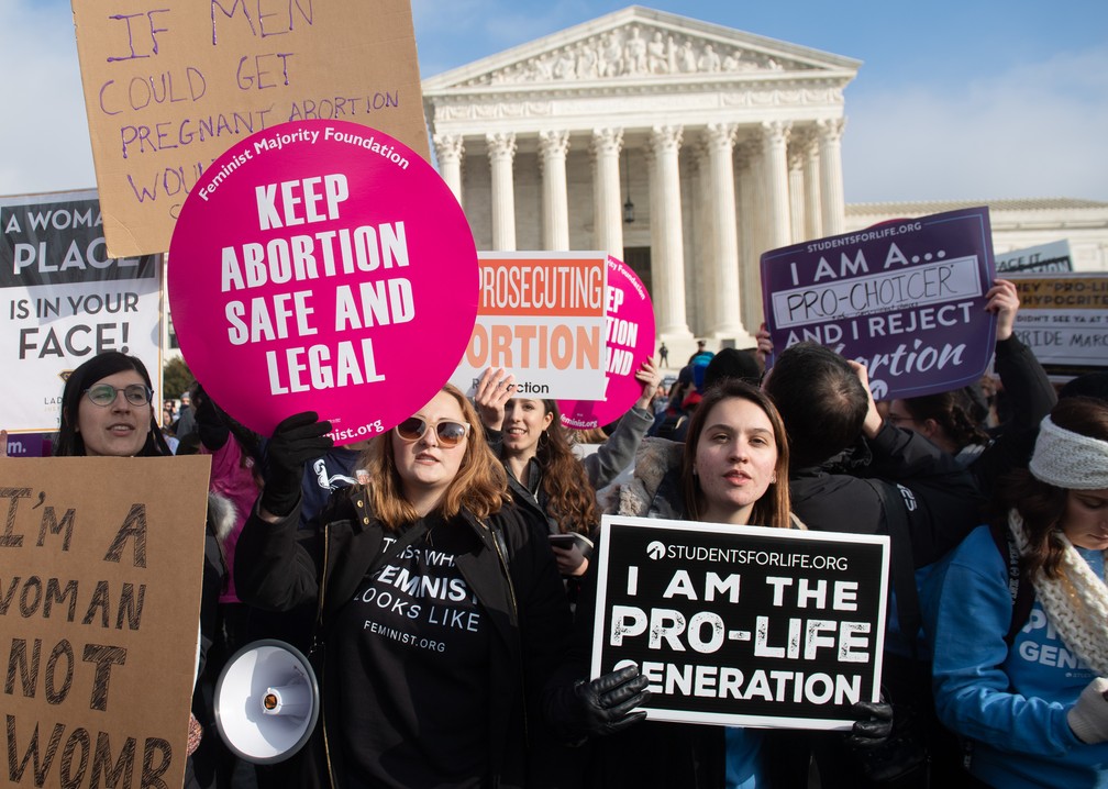 Manifestantes pró e contra o direito ao aborto fazem manifestação em frente à Suprema Corte em Washington, nos Estados Unidos, em janeiro de 2019. — Foto: Saul Loeb/AFP