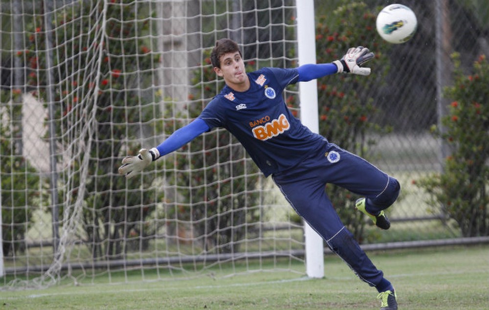 Invisível no Cruzeiro, goleiro ex-seleção de base busca nova chance na carreira