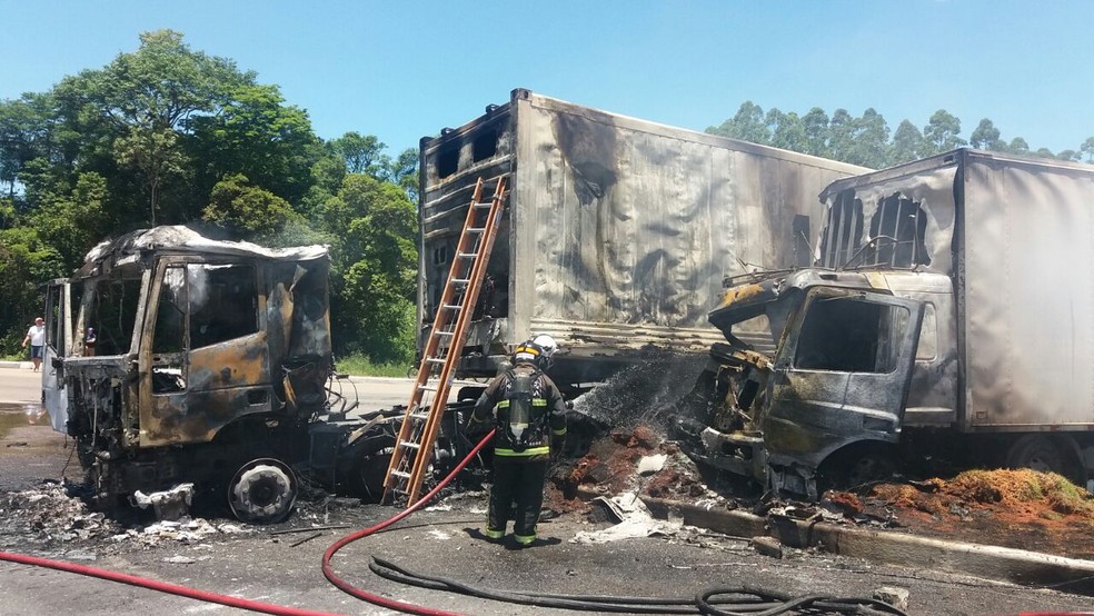 Bombeiros trabalham em acidente entre dois caminhões que bateram e pegaram fogo na BR-470 em Lontras na tarde desta quinta-feira (4) (Foto: PRF/Divulgação)