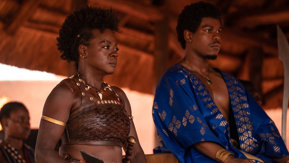 Nanisca (Viola Davis) &eacute; o bra&ccedil;o direito do Rei Ghezo (John Boyega) em "A Mulher Rei" &mdash; Foto: Divulga&ccedil;&atilde;o