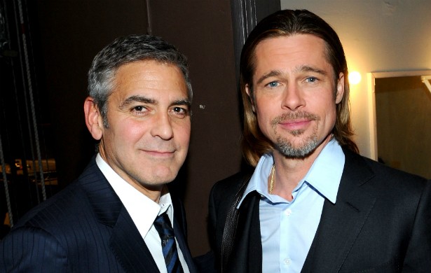 Não é sempre que sobra tempo para George Clooney (à esq.) e Brad Pitt se verem. Ainda assim, os dois atores são muito unidos, sempre que podem dão umas voltas de moto juntos. (Foto: Getty Images)