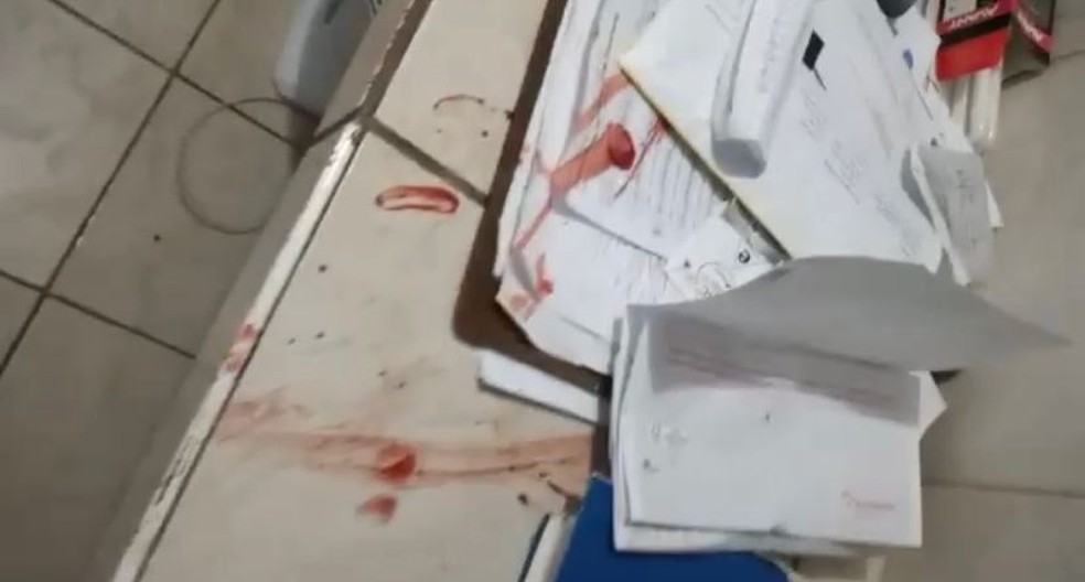 Mesa e pap&eacute;is sujos de sangue em guarita de pr&eacute;dio onde porteiro foi ferido &mdash; Foto: Paulo Santana/Cortesia