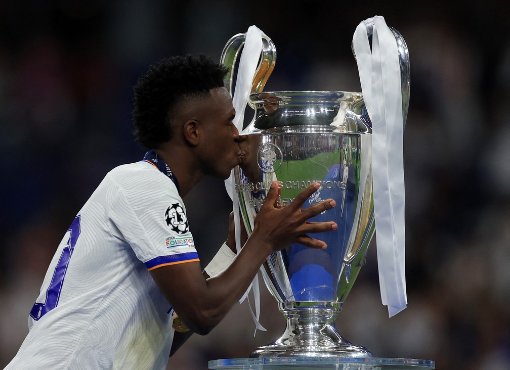 Vini Jr. Vinicius Junior beija a taa da Champions aps Real Madrid vencer o Liverpool  Foto: Lee Smith/Reuters
