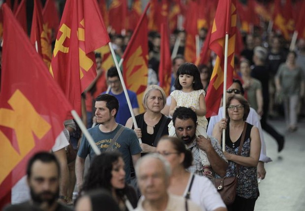 Simpatizantes do partido comunista grego KKE em manifestação nesta quinta-feira (Foto: EFE)