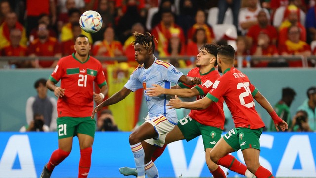 Nico Williams, da Espanha,  cercado pelos defensores da seleo de Marrocos