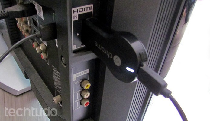 Conecte o Chromecast de volta a porta HDMI (Foto: Paulo Alves/TechTudo)