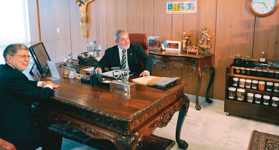 Sala contava com diversas mobílias feitas de madeira, entre elas a mesa central do presidente