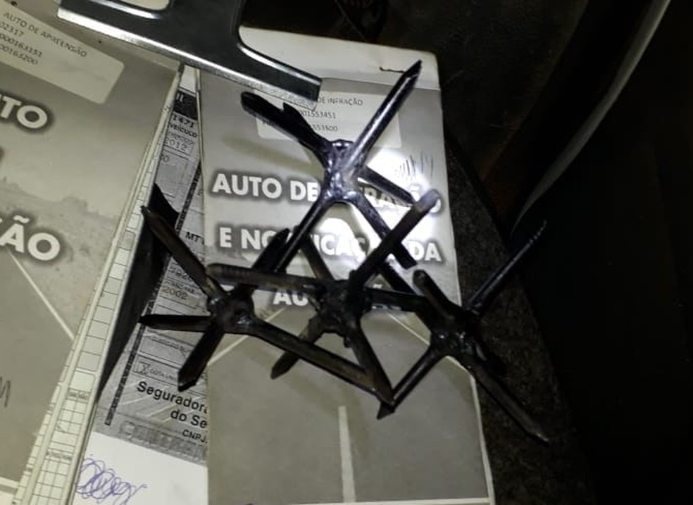 LadrÃµes colocaram pregos na estrada para nÃ£o serem perseguidos pela polÃ­cia em Lambari d'Oeste (Foto: PM/DivulgaÃ§Ã£o)