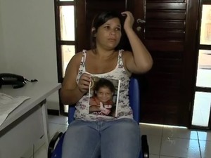 Mãe de Yasmin Rodrigues chora ao falar da filha (Foto: Reprodução/TV Gazeta)