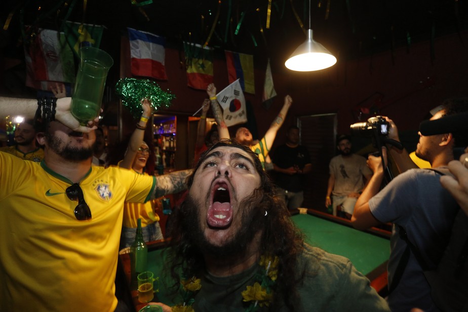 Torcedores comemorando gol em bar da Zona Norte do Rio