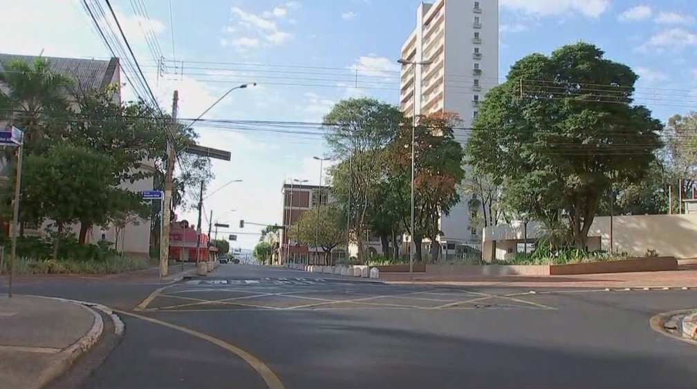 Ruas ficaram vazias após adoção de medidas mais restritivas em Catanduva (SP) — Foto: Reprodução/TV TEM