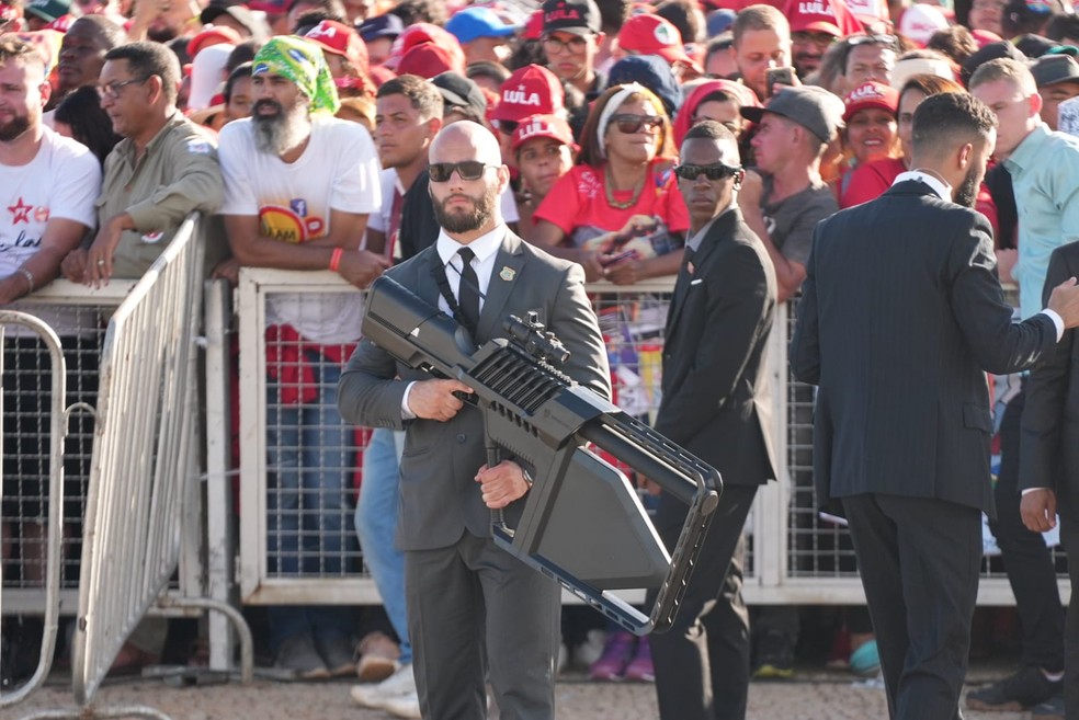 Policial federal usa arma antidrone durante posse presidencial de Lula e Alckmin na Esplanada dos Ministérios — Foto: Fábio Tito/g1 