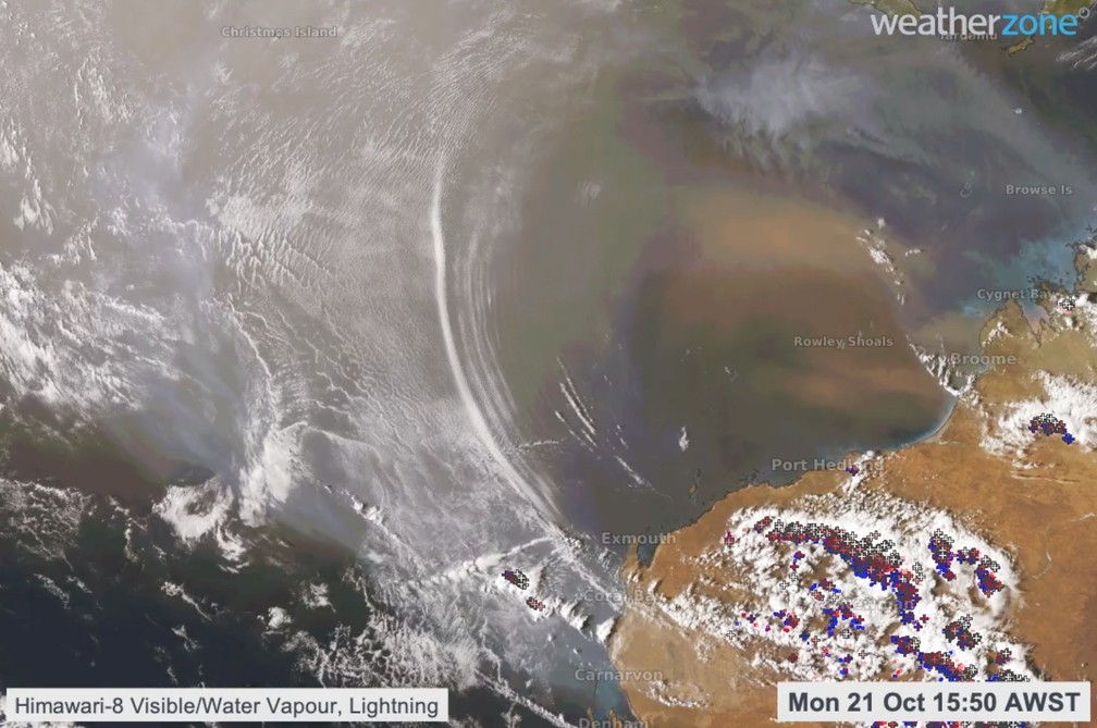 Ondas de gravidade atmosférica foram observadas por um satélite, formando linhas sobre o oceano — Foto: Reprodução/Twitter/Weather Zone
