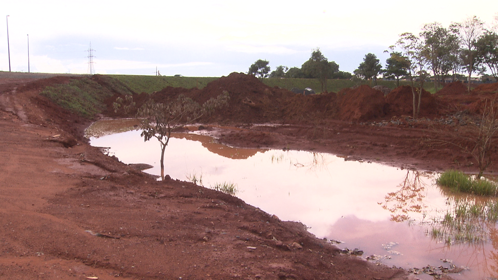 Poça de água formada por chuva em obras do Trevo de Triagem Norte, em Brasília (Foto: TV Globo/Reprodução)