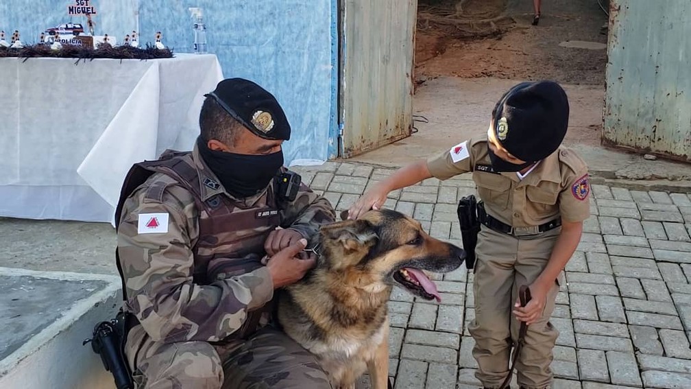 Policiais levaram o cão Quazar para a festa de aniversário — Foto: Paula Alves/ Inter TV