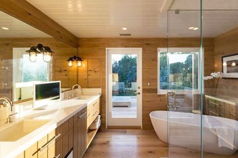A mansão deR$ 49,2 milhões de Cindy Crawford em Malibu conta com um banheiro rústico e ultrachique