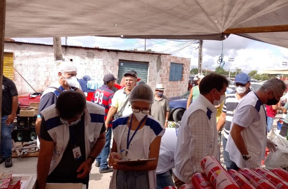 Alimentos impróprias para consumo foram encontrados em feira livre de Maceió — Foto: Ascom/Visa Maceió