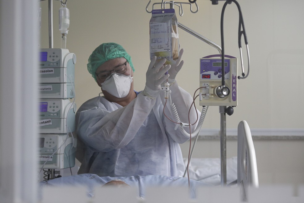 Profissional da Saúde cuida de paciente com Covid-19 na UTI do Instituto de Infectologia Emílio Ribas, na Zona Oeste de São Paulo, em foto de 8 de dezembro. — Foto: Suamy Beydoun/Estadão Conteúdo