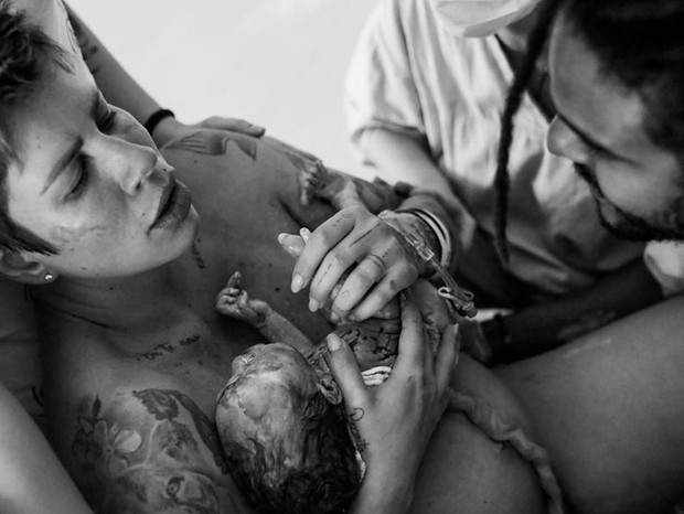 Nanda Terra e Mackdavid com o filho recém-nascido, Ben (Foto: Ellen Brito)