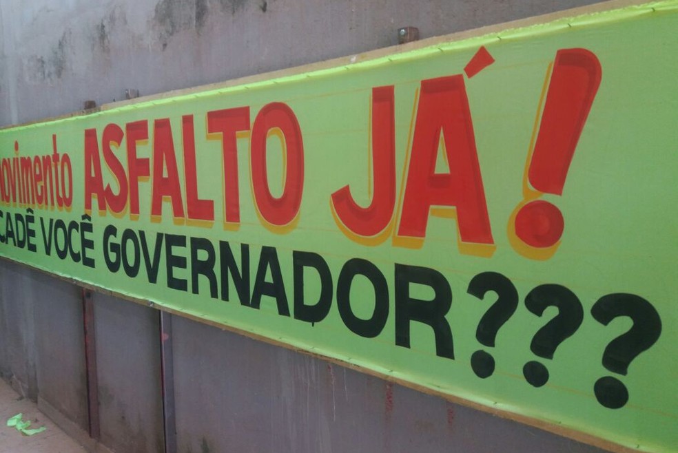 Manifestantes colocaram faixas em protesto contra a falta de pavimentação na DF-001 (Foto: PMDF/Divulgação)