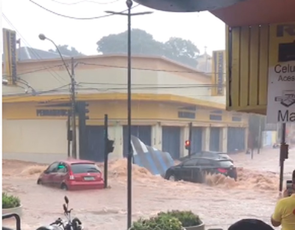 Placa de asfalto se solta e atinge carro durante alagamento em São Carlos  — Foto: Redes sociais