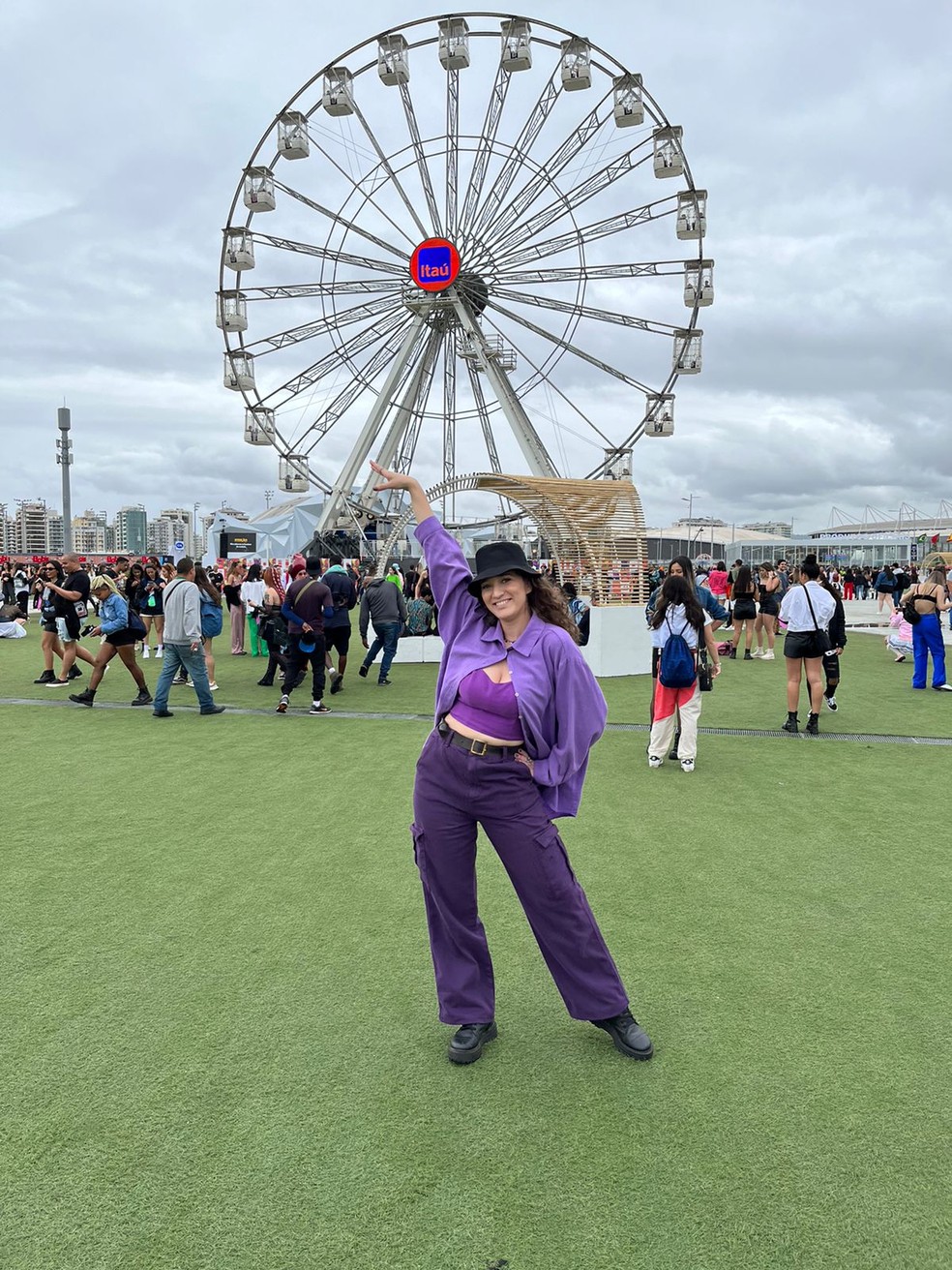 A passagem pelo Rock In Rio foi registrada com a famosa foto na frente da roda-gigante. — Foto: Arquivo pessoal