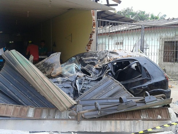 Carro usado na fuga invadiu casa no bairro Congós, em Macapá (Foto: Nildo Souza/Arquivo Pessoal)