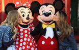 Angélica e Claudia Leitte se divertem na Disney