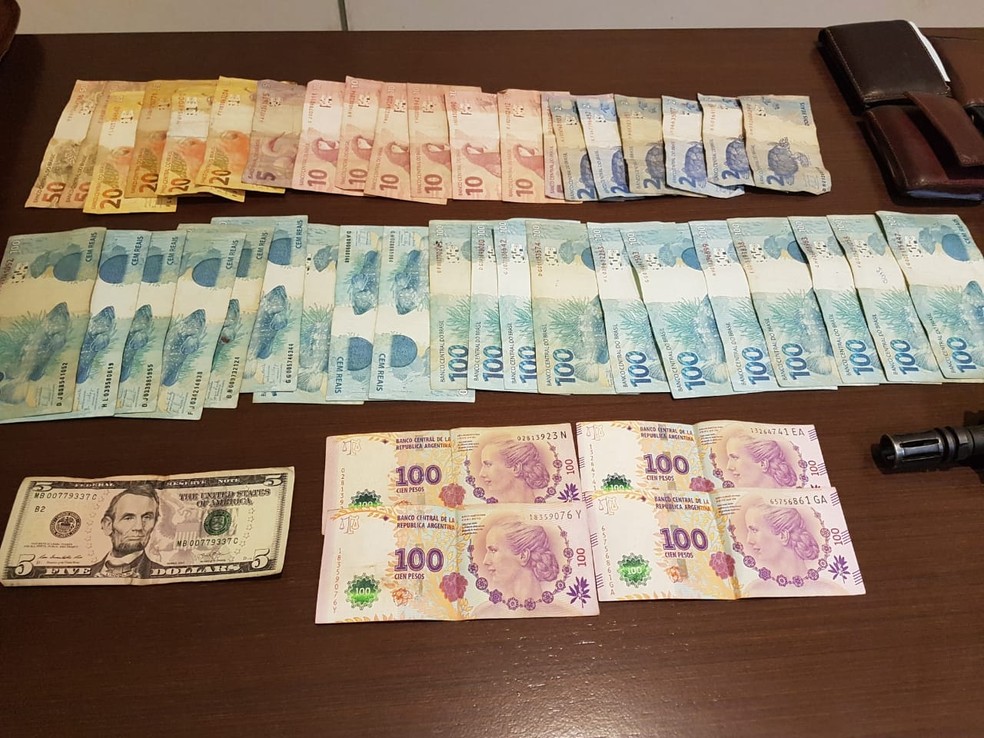 Além do fuzil, PM encontrou ainda mais de R$ 2 mil em notas além de cédulas argentinas e dólar americano — Foto: Laudinei Sampaio/Rede Amazônica Roraima