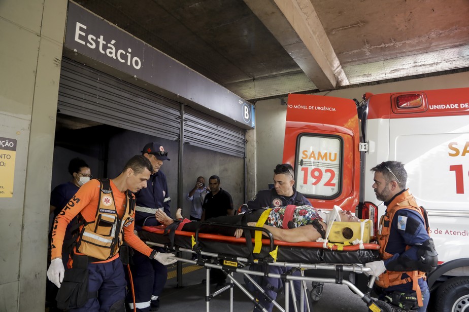Passageiros machucados deixam a estação Estácio de ambulância após acidente em escada rolante