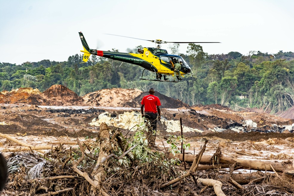 Equipes realizam buscas por desaparecidos após o rompimento da barragem de rejeitos em Brumadinho — Foto:  Fábio Barros/Agência F8/Estadão Conteúdo