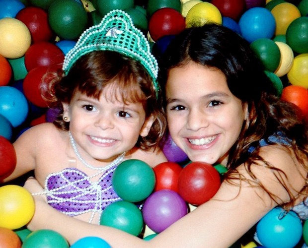 Bruna Marquezine brinca em piscina de bolinhas com a irmã Luana (Foto: TV Globo)