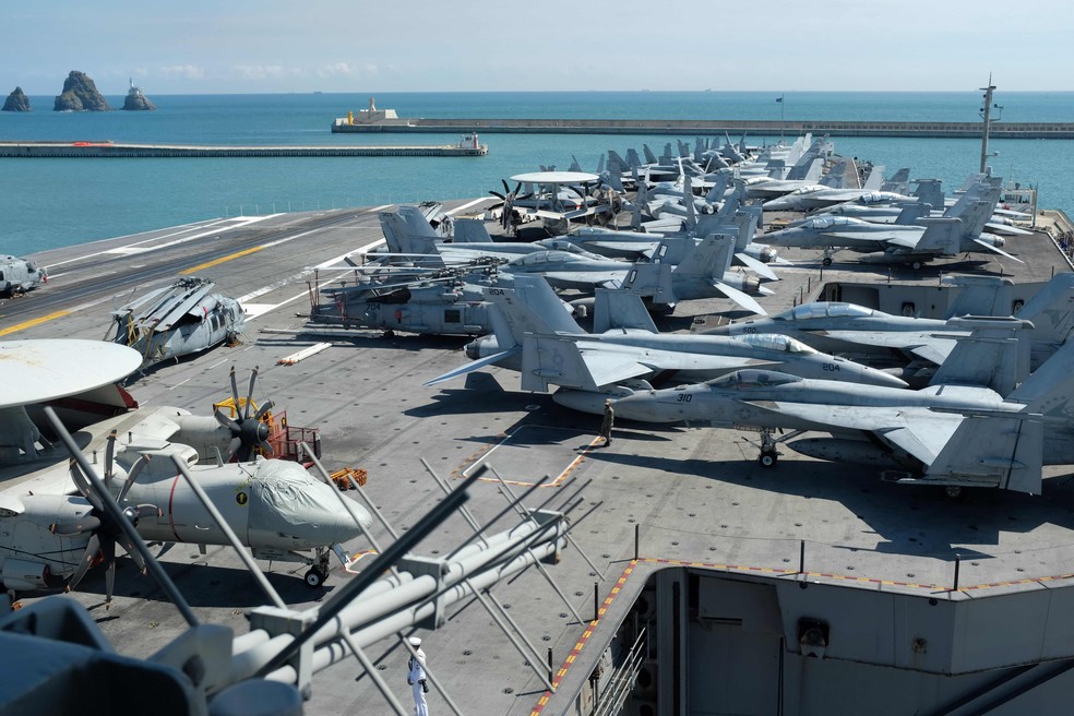 Detalhe das aeronaves estacionadas no porta-aviões nuclear USS Ronald Reagan, no porto de Busan, na Coreia d Sul — Foto: Yelim LEE / AFP