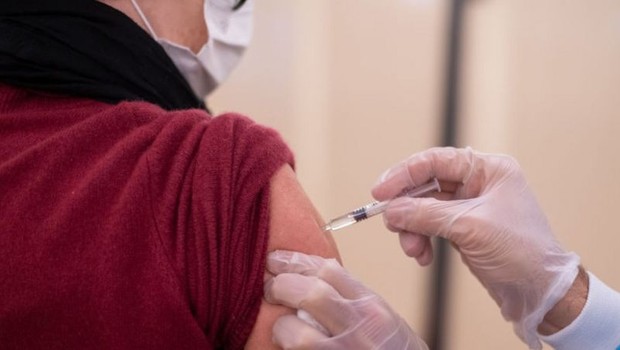 BBC: Depois de apenas dez meses, vacinação contra covid-19 começou (Foto: GETTY IMAGES VIA BBC)