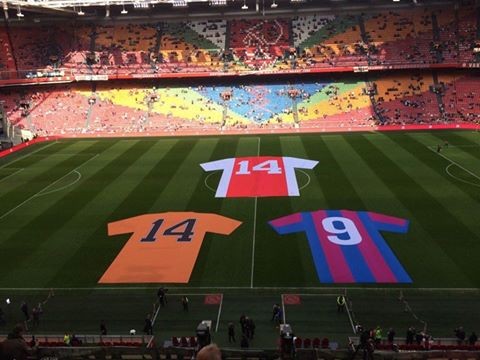 Camisas icônicas de Cruyff são posicionadas no centro do estádio (Foto: Reprodução)