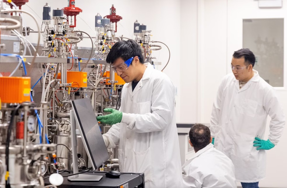 O engenheiro de bioprocessamento David Chen, à esquerda, trabalha em um biorreator no laboratório piloto da Fork & Good. — Foto: Aristide Economopoulos/The Washington Post