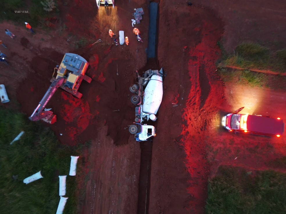 Trabalhador concretava valeta quando foi soterrado — Foto: Corpo de Bombeiros/Divulgação