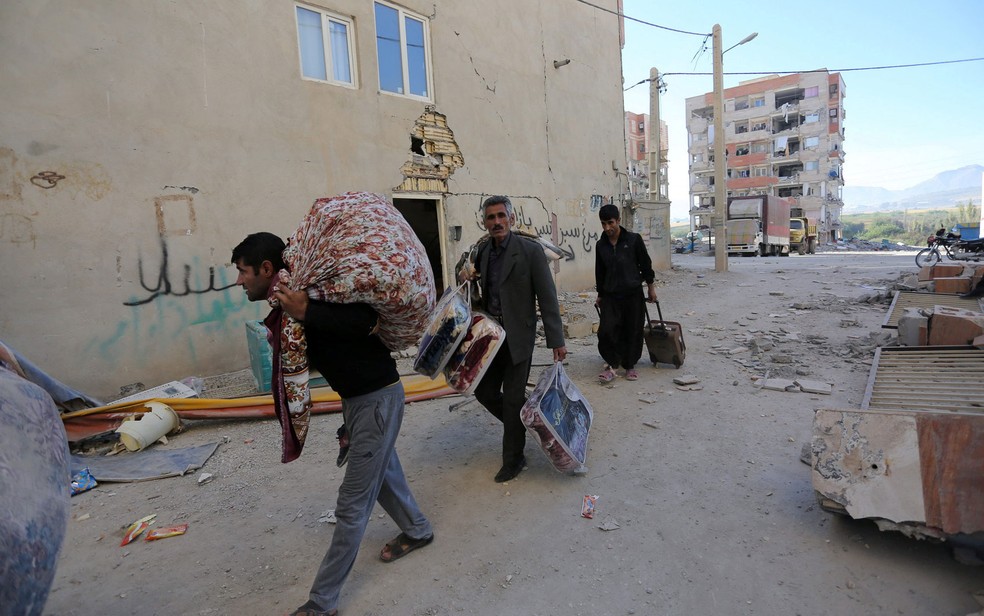 Muitas pessoas passaram a noite ao ar livre após edifícios virem abaixo (Foto: Reuters/Tasnim News Agency)
