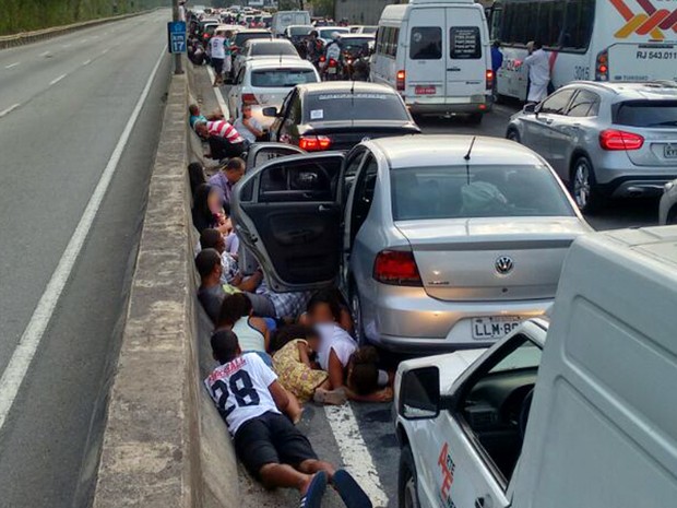 Motoristas e passageiros se protegem de tiros na Linha Vermelha, Rio (Foto: Zilmar Sebastião de Melo/Arquivo pessoal)