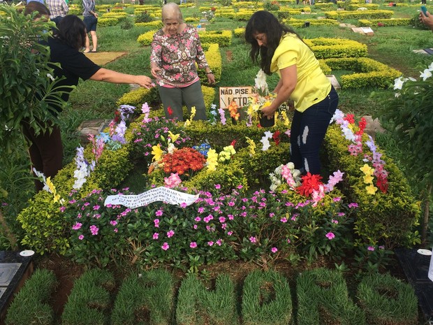 Famosos se emocionam em velório de Cristiano Araújo 