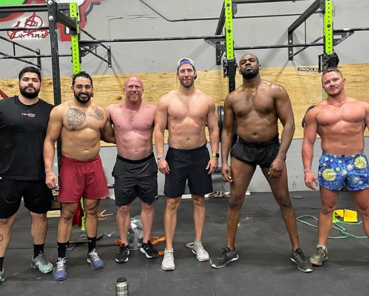 Jon Jones volta a impressionar pela transformação corporal visando o peso-pesado do UFC ...