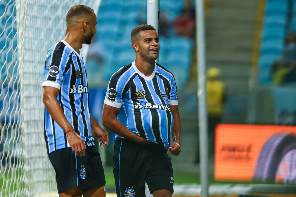 Alisson homenageia o filho na comemoração do gol (Foto: Lucas Uebel/Grêmio)