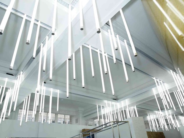 Lighting made to look like icicles shine over the Christian Dior space  (Foto: Darren Gerrish)
