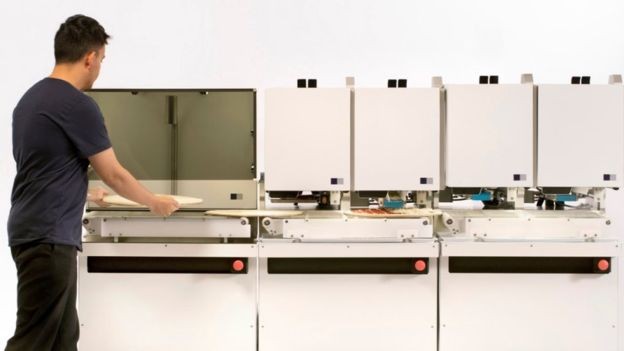 Uma máquina para fazer 300 pizzas por hora (Foto: PICNIC, via BBC News Brasil)