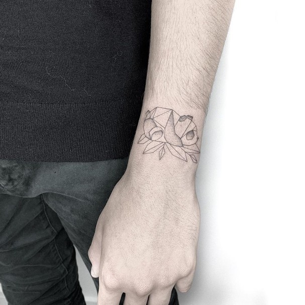 Enzo Celulari tem um panda tatuado no punho (Foto: Reprodução/Instagram)